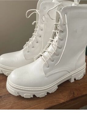White Lace-Up Combat Boots for Women
Size 10